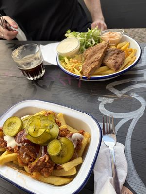 Steakteller oben, loaded fries unten  at Deli in Leipzig