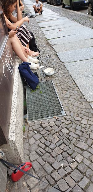 Wenn jemand Bock hat kann er gerne auf der Straße essen. at Deli in Leipzig