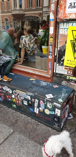 Bank als Sitzplatz und Tisch. Sehr Bequem! at Deli in Leipzig