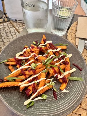 Entrante de boniato con salsa de remolacha   at Mogno in Olhao