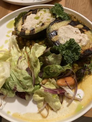 Baked avocado with stewed lentils   at Macerado in Algarrobo