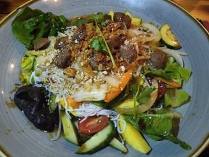 Vegan beef on rice salad at Lôc Vegan in Mainz