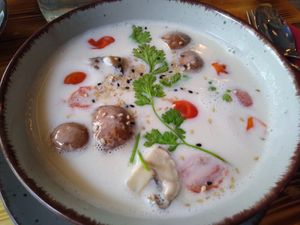 Mushrooms and tomatoes in coconut soup at Lôc Vegan in Mainz
