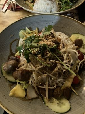 Reisnudelsalat mit Rinderfilets  at Lôc Vegan in Mainz