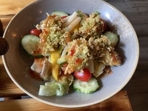 Mango-Avocado-Salat mit „Garnelen“  at Lôc Vegan in Mainz