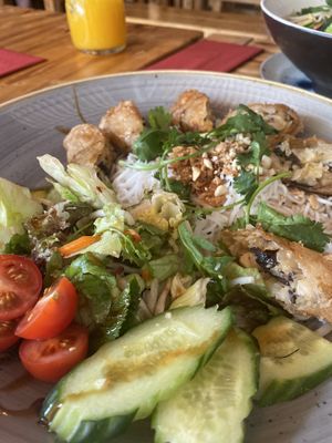 Rice noodle salad with spring rolls    at Lôc Vegan in Mainz