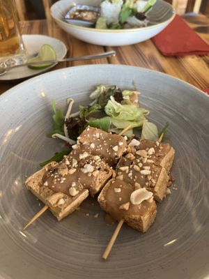 Tofu Spieße mit Erdnusssoße  at Lôc Vegan in Mainz