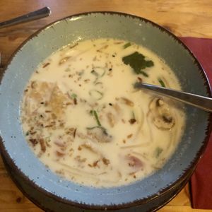 Kokosmilch-Suppe mit Tomaten, Champignons und Tofu  at Lôc Vegan in Mainz