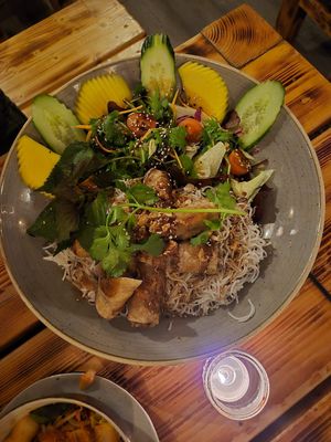 Noodle Salad - die Kombination aus Nudeln mit eigener Soße und frisch-knackigem Salat mit anderer Soße war wahnsinnig gut at Lôc Vegan in Mainz