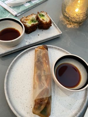 Spring roll en gefrituurde sushi  at Rozey in Delft