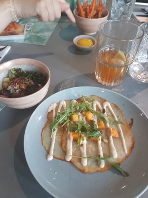 Poké bowl en koolrabi carpaccio at Rozey in Delft