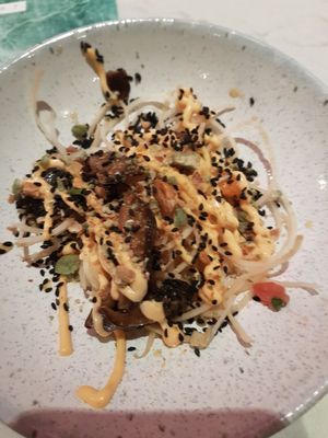 Salade van rettich
met Thaise veganaise, wasabi nootjes, shiitake en zwarte sesam at Rozey in Delft
