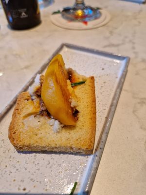 Bruschetta
met kokoscreme, perzik, aceto balsamico en chili-olie at Rozey in Delft