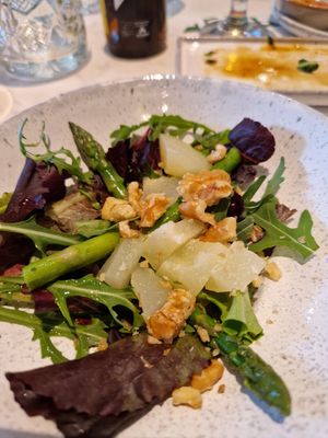 Salade
van groene asperge, gepocheerde peer, walnoot en citroendressing at Rozey in Delft