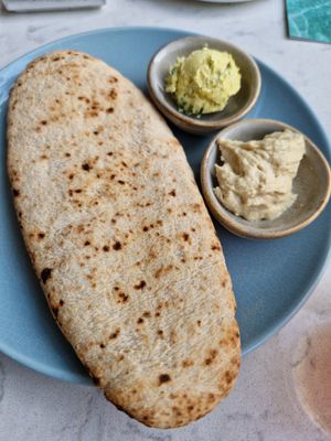 Broodje met hummus en kruidenboter at Rozey in Delft