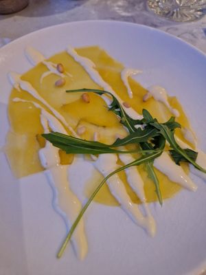 Carpaccio van gele biet at Rozey in Delft