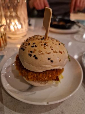 'Kip'burger at Rozey in Delft