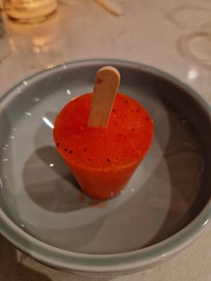 Aardbei limoen ijslollie at Rozey in Delft