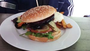 Rote Beete Aubergine Burger, Wedges + vegane Mayo - perfektion at Centrum Linden in Hannover