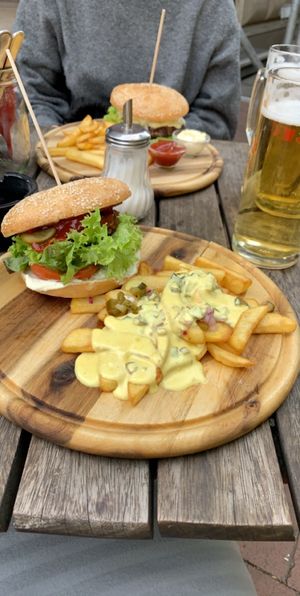 Burger and chilli cheese fries at Centrum Linden in Hannover