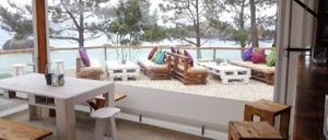 Comedor interior y exterior at Menos Mal Playa de Porcia in El Franco