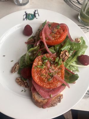 Voor ontbijt: Vegan desem brood met groente uit de tuin. Heerlijk gekruid met verse kruiden.  at Villa Augustus in Dordrecht