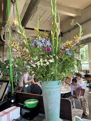 Veldbloemen uit de tuin  at Villa Augustus in Dordrecht