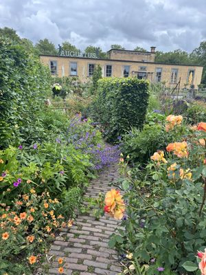 Schitterende tuin met moestuin waarvan eten wordt bereid   at Villa Augustus in Dordrecht