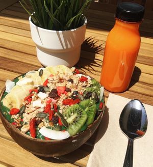 Spirulina bowl and cold pressed juice  at Ahimsa in Mallorca