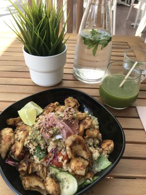 Prana Juice + Quinoa Salad with „Chicken" at Ahimsa in Mallorca
