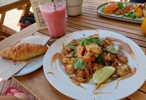 Crunchy rainbow salad with plant based chicken, pink latte & a croissant at Ahimsa in Mallorca