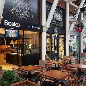 Dentro da rua coberta at Bosko Pizzeria in Gramado
