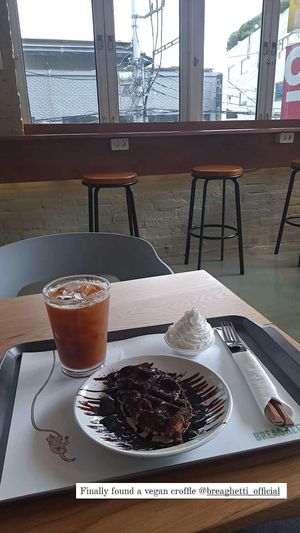 Chocolate Croffle and Americano at Breaghetti Itaewon in Seoul