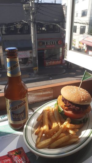17,700 KRW Blue Moon patatas y hambuerguesa. La hamburguesa esta buena y la cerveza fria at Breaghetti Itaewon in Seoul