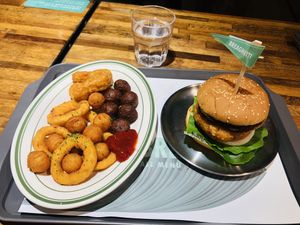Fry Sampler & Hush Brown Burger 🍔💚  at Breaghetti Itaewon in Seoul