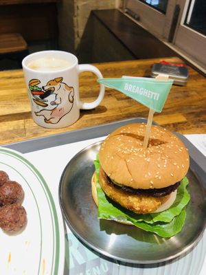 Vanilla Latte Cafe & Hush Brown Burger 🍔💚  at Breaghetti Itaewon in Seoul