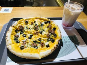 Cheese Pizza 🍕 & Strawberry 🍓 Latte  at Breaghetti Itaewon in Seoul