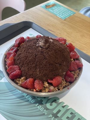 First time I had this famous bingsu at Breaghetti. Chocolate strawberry bingsu. It was quite nice!   at Breaghetti Itaewon in Seoul
