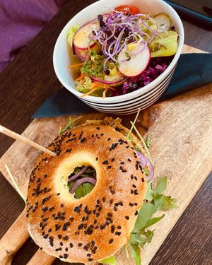 Bagel met olijvenhummus en salade  at Stoemp in Tongeren