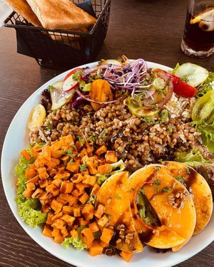 Salade met oa zoete aardappel en linzen  at Stoemp in Tongeren