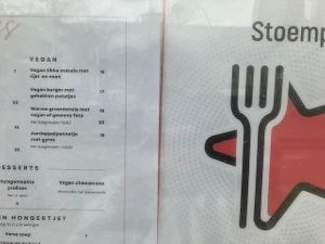 enkele van de vegan opties op de kaart, er zijn ook nog vegan salades at Stoemp in Tongeren