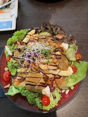 de warme groentesalade met vegan feta en huisbereide falafel at Stoemp in Tongeren