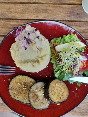 Meer dan 1 vegan opties en niet enkel pasta zoals zo vaak . Ook vegan taart. at Stoemp in Tongeren