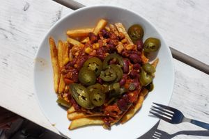 Pommes mit Chili sin Carne at Uschis Beachclub in Baltrum