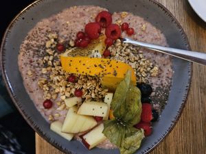Raspberry porridge at Café Röstzeit in Hilden
