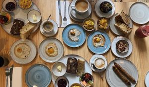 Café da manhã completo, com o melhor ovo frito que já comi na vida at Green Kitchen in Sao Paulo