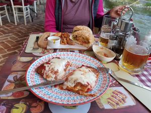 Veganer Burger & vegetarische Lasagne at Resto Bar Taraca in Kotor