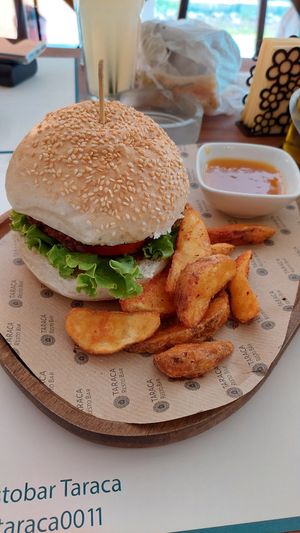 Vegan burger at Resto Bar Taraca in Kotor