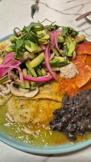 Los mejores chilaquiles vegan at Coco y El Alacrán Café in Puebla