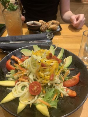 Vordergrund: Sommersalat, Hintergrund: Frühlingsrollen  at Chay Vegan Asian Kitchen in Hamburg